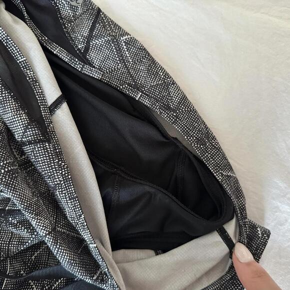 Lululemon Run Hotty Hot Short Lined Black White Geo 2.5” Size 6 - EUC - Picture 4 of 8